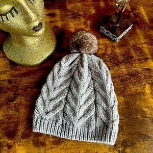 Gap OSFA grey cable knit snow cap with faux fur pom pom’s.
